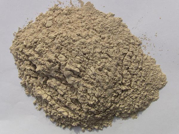 礬土性質(zhì) 礬土主要成分是氧化鋁，為煉鋁和耐火材料的主要原料。白色或灰白色，因含鐵而呈褐黃或淺紅色。密度3.45g/cm3，硬度1～3，不透明，質(zhì)脆。極難熔化，不溶于水，能溶于硫酸、氫氧化鈉溶液。 地區(qū)分布 中國鋁土礦資源比較豐富，在全國18個省、自治區(qū)、直轄市已查明鋁土礦產(chǎn)地205處，其中大型產(chǎn)地72處（不包括臺灣），主要分布在山西、山東、河北、河南、貴州、四川、廣西、遼寧、湖南等地。 投資前景 1.可用于煉鋁工業(yè)。用于國防、航空、汽車、電器、化工、日常生活用品等。 2.可用于精密鑄造。礬土熟料加工成細粉做成鑄模后精鑄。用于軍工、航天、通訊、儀表、機械及醫(yī)療器械部門。 3.可用于耐火制品。高鋁礬土熟料耐火度高達1780℃，化學穩(wěn)定性強、物理性能良好。 4.硅酸鋁耐火纖維。用于鋼鐵、有色冶金、電子、石油、化工、宇航、原子能、國防等多種工業(yè)，消防人員可用耐火纖維布做成衣服。 5.制造礬土水泥、研磨材料、陶瓷工業(yè)以及化學工業(yè)可制鋁的各種化合物。 鋁礬土磨粉制備 鋁礬土粉是選用煅燒過的熟鋁礬土礦石用雷蒙磨加工制成的細粉，粒度通常為100目-325目，在耐火材料行業(yè)得到了廣泛的應用。通常加工的流程為先經(jīng)顎式破碎機進行破碎，然后篩分進入鋁礬土雷蒙磨或鋁礬土超細磨粉機中，進行鋁礬土粉制備，使其應用更加廣泛。
